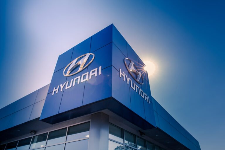 Logo prodejce vozů Hyundai. Hyundai Motor Company je jihokorejský výrobce automobilů