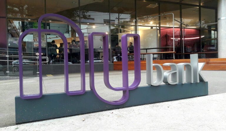 Logo brazilské banky Nubank, největší fintech společnost v Latinské Americe