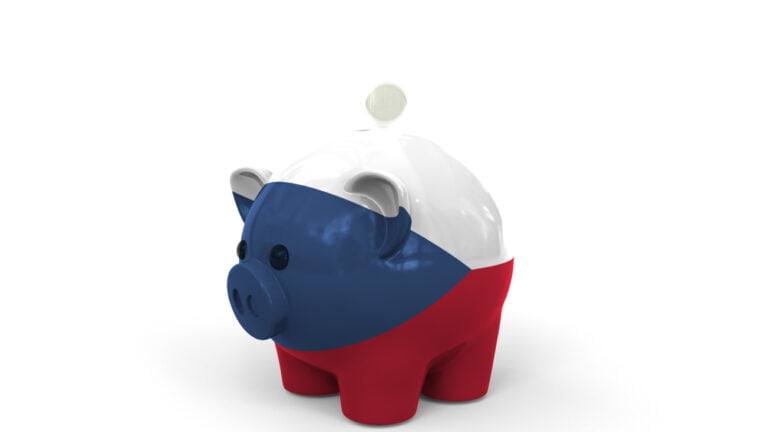 Mince padají do prasátka pomalované vlajkou České republiky. Koncept hospodaření českého státu