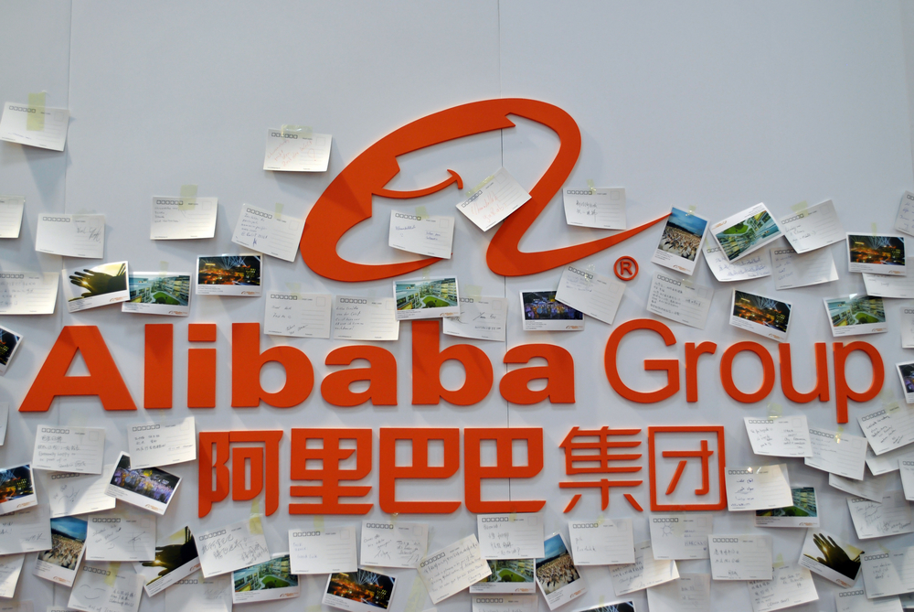 Nástěnka s logem čínské společnosti Alibaba Group, akcie Baba a její růstový potenciál
