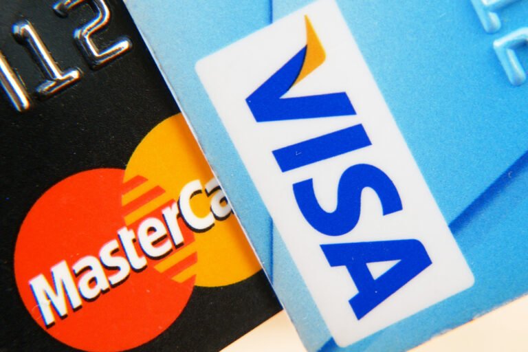 Kreditní karta Visa vs Mastercard, hromada plastových bankovních karet