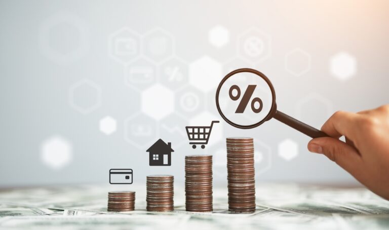 Hromádka mincí a rostoucí ceny jednotlivých komodit, koncept rostoucí inflace v ČR