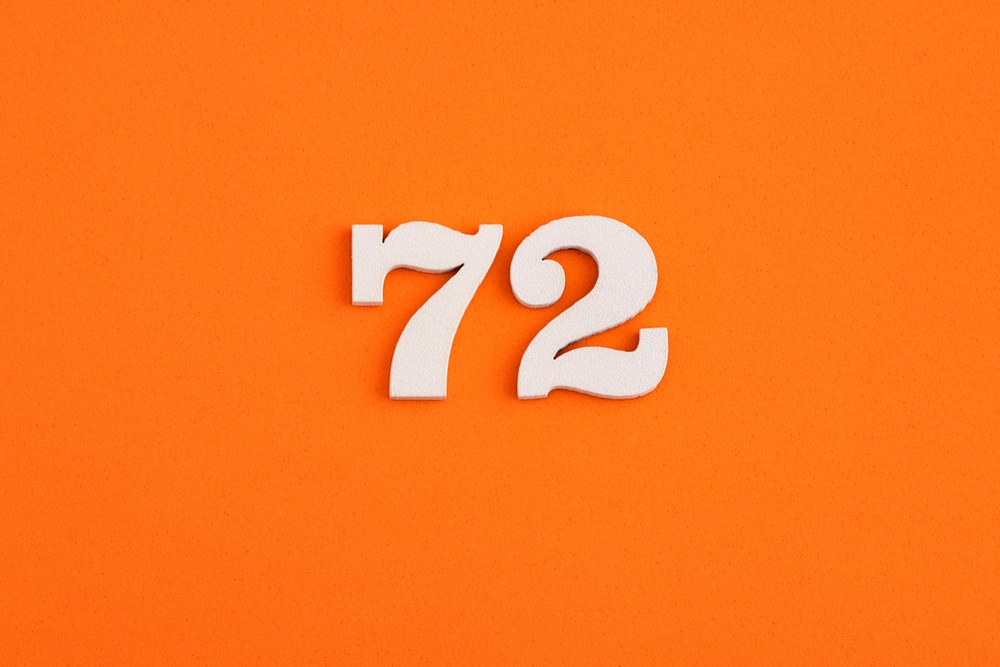 Bílé číslo 72 na oranžovém pozadí, investiční pravidlo 72

