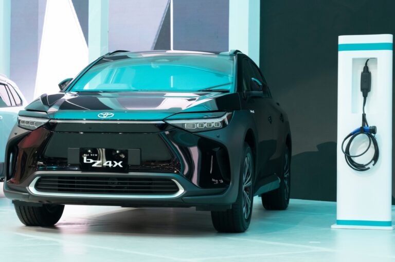 Elektromobil značky Toyota bZ4X na automobilové výstavě Gaikindo Indonesia International
