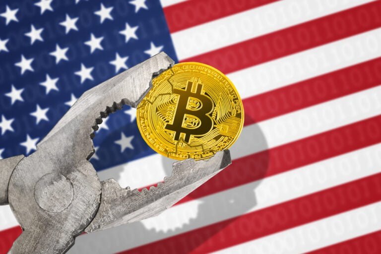 Bitcoin ve svěráku a na pozadí vlajka USA. Koncept regulace kryptoměn v USA