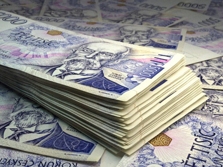 České bankovky v hodnotě 5 000 Kč