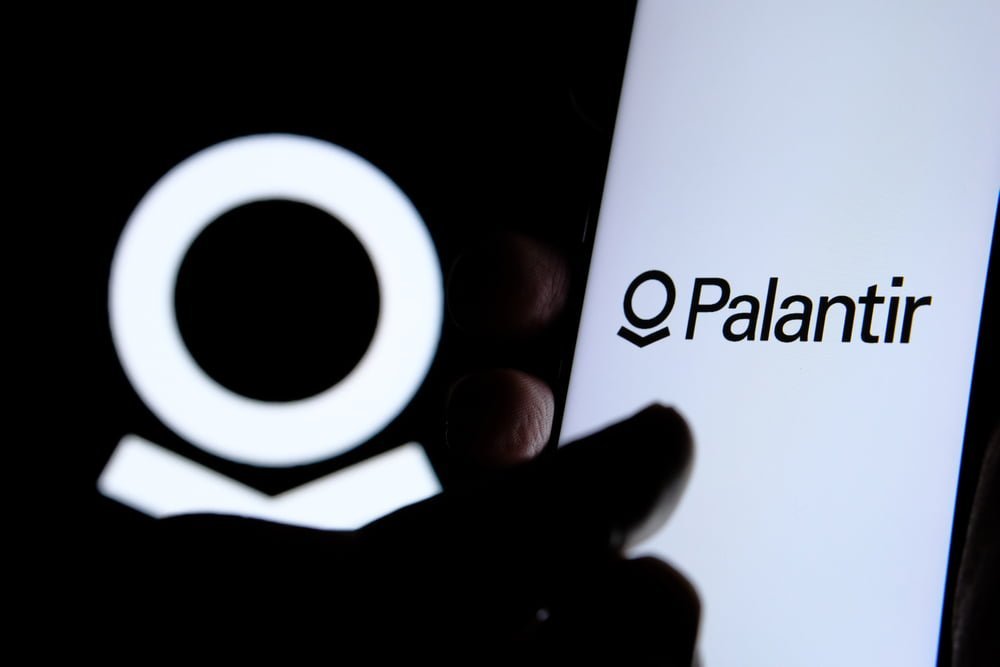 Logo společnosti Palantir na displeji chytrého telefonu, akcie Palantir
