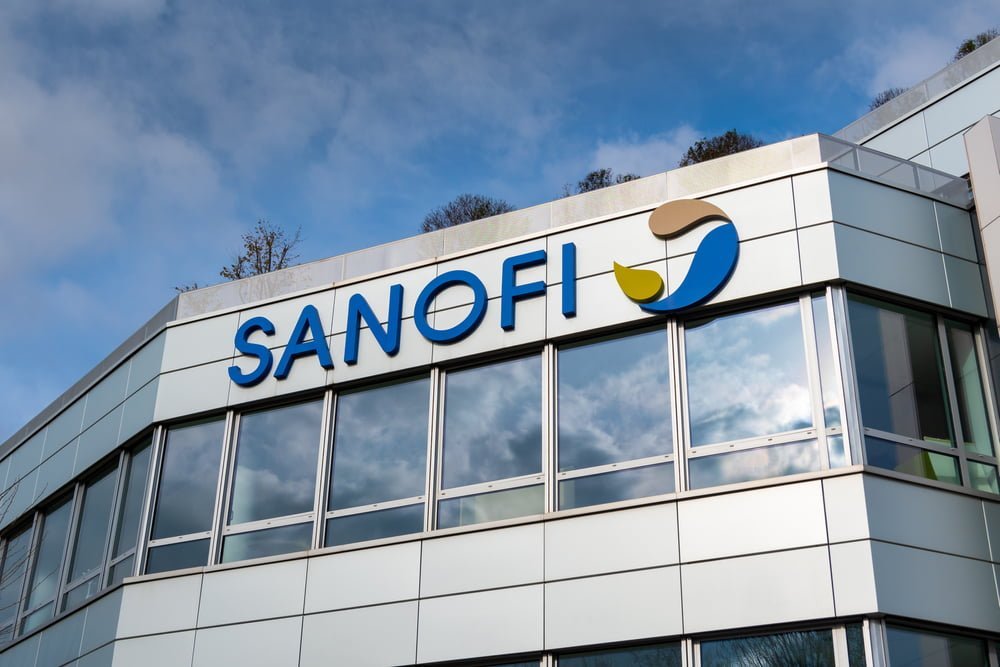 Logo na budově společnosti Sanofi. Akcie Sanofi
