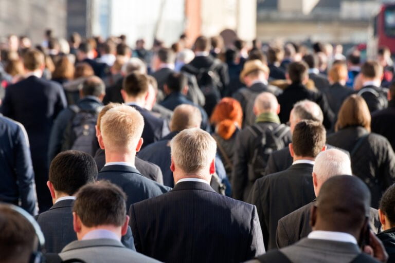 Lidé jdou do práce v Londýně