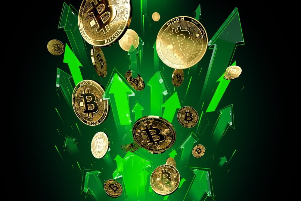 Zelené šipky mířící směrem nahoru, koncept aktuální hodnota Bitcoinu opět roste 