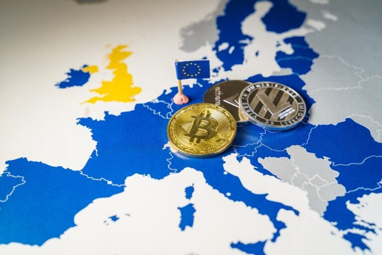 Mapa, kde jsou modře vyznačeny státy EU, tokeny kryptoměn jako je Bitcoin a Ethereum