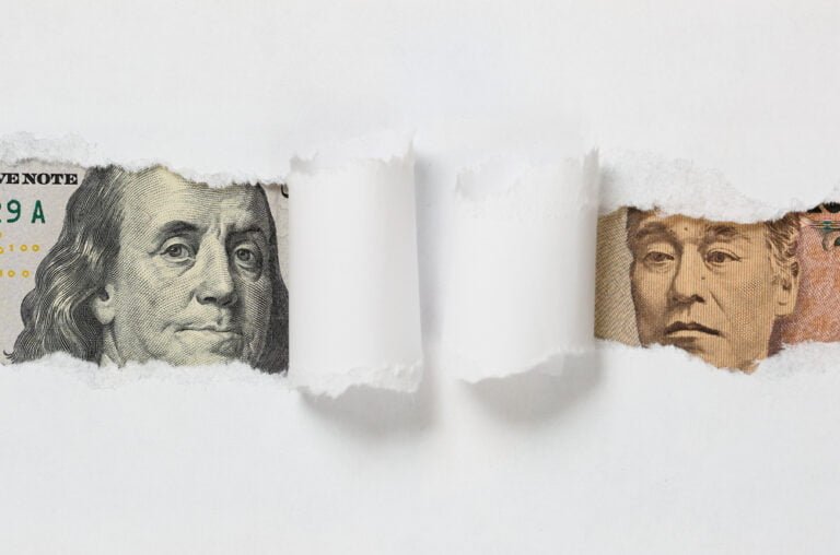 Japonská bankovka vs. americká bankovka