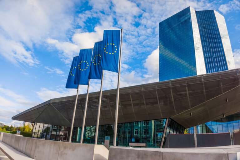 Moderní budova Evropské centrální banky (ECB) ve Frankfurtu nad Mohanem