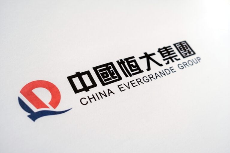 Logo čínské společnosti China Evergrande Group na bílém pozadí