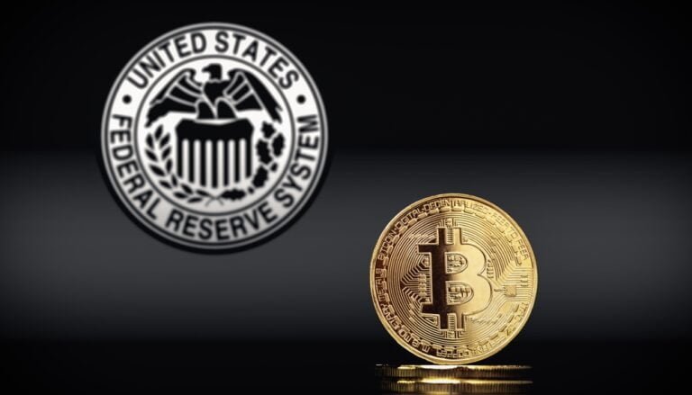 Mince Bitcoin a logo Federálního rezervního systému na černém pozadí
