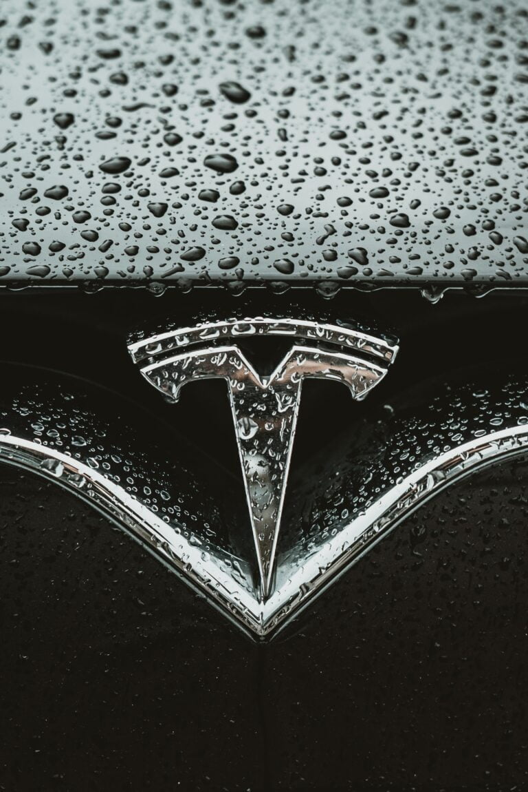 Logo automobilku Tesla