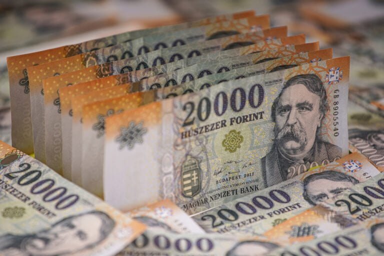Stohy maďarských bankovek v hodnotě 20000 forintů