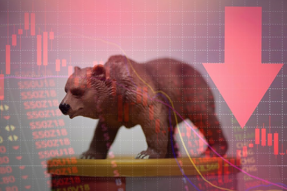 Medvěd a červená šipka, v pozadí čísla a svíčkový graf. Koncept medvědí trh a pokles akciového trhu