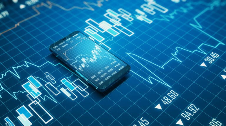 Mobilní telefon a forexový graf na modrém pozadí.