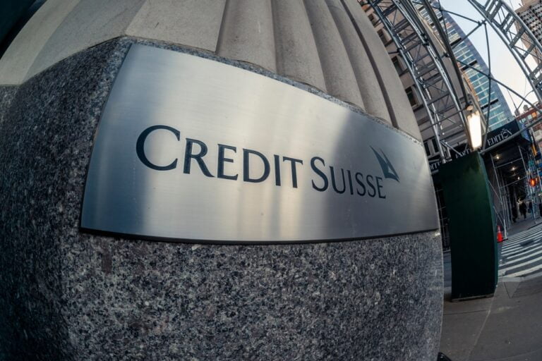 Nápis na newyorské budově banky Credit Suisse