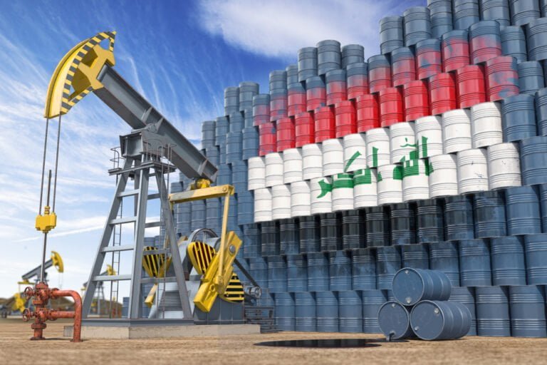 Těžba ropy v Iráku. Ropné čerpadlo a sudy s ropou s iráckou vlajkou.
