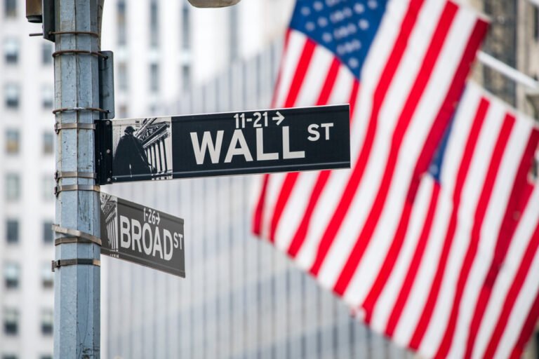 Wall Street ve městě New York, vlajky USA