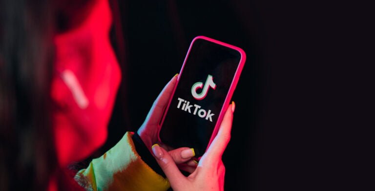 Telefon s aplikací TikTok