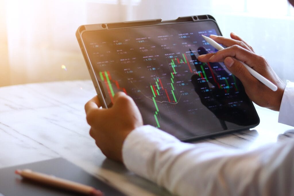 Pán, který investuje na svém tabletu