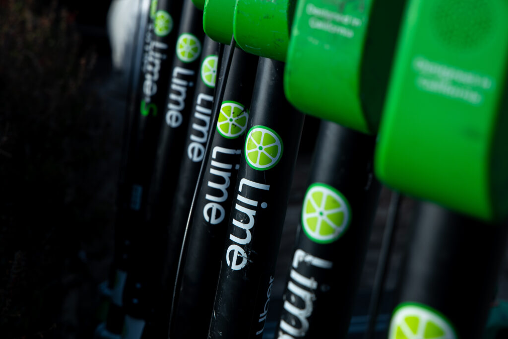 sdílené koloběžky společnosti Lime